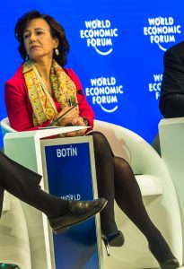 世界经济论坛西班牙商界女高管Ana Botín穿厚黑丝高跟翘二郎腿坐姿（第5张/共10张）