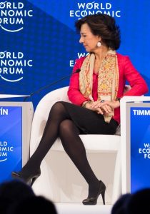 世界经济论坛西班牙商界女高管Ana Botín穿厚黑丝高跟翘二郎腿坐姿（第6张/共10张）