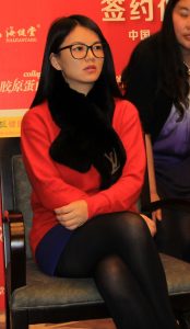 眼镜女李湘粗腿穿黑丝袜品牌代言活动图露袜跟（第3张/共25张）