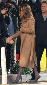 Jennifer Aniston腿穿灰色丝袜外出（第3张/共5张）