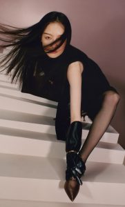 倪妮登上时尚杂志穿黑丝袜风格前卫大胆（第2张/共10张）