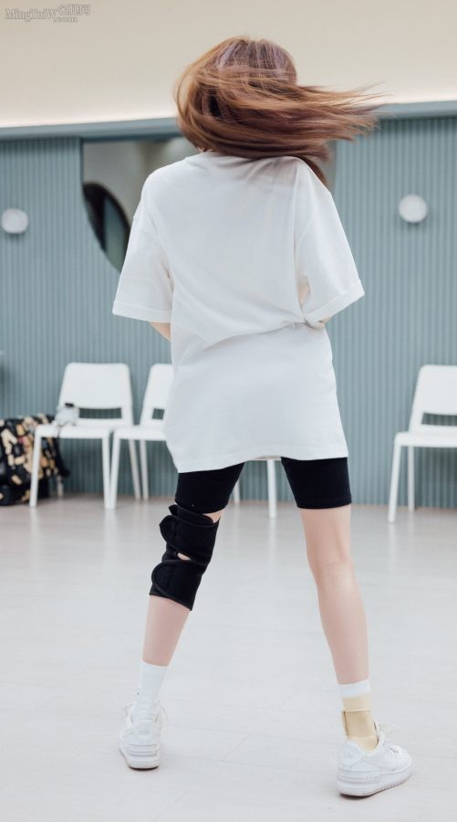 王心凌排练舞蹈时运动短裤下纤细的白腿（第6张/共9张）