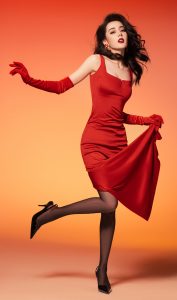 迪丽热巴90年代复古风写真，波浪卷发红裙黑丝高跟妩媚女人味（第1张/共14张）