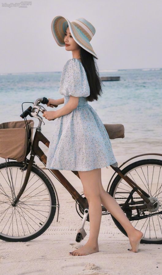 温柔美丽的女明星佟丽娅海边光脚丫任你欣赏，还要啥自行车？（第3张/共9张）