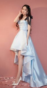 温婉优雅的娄艺潇，身穿蓝裙展示出完美身材和美丽腿部曲线（第3张/共13张）