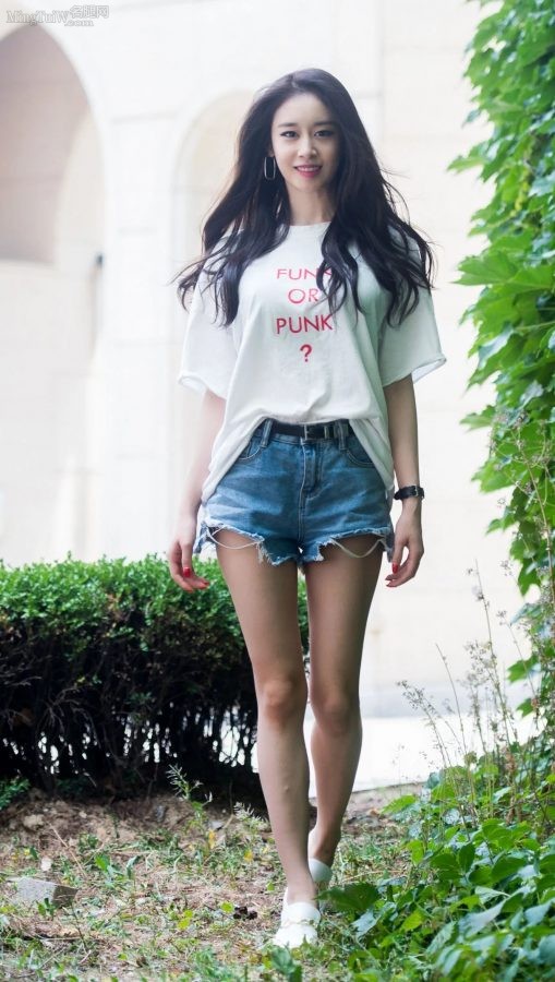 韩国小姐姐朴智妍公园里穿牛仔热裤展示修长美腿（第1张/共4张）