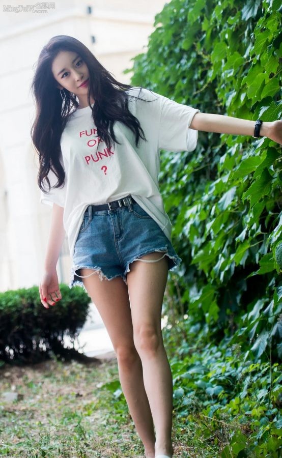 韩国小姐姐朴智妍公园里穿牛仔热裤展示修长美腿（第2张/共4张）