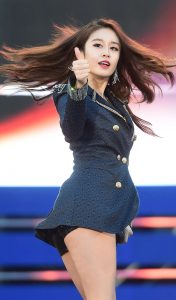 T-ara朴智妍黑色西服无裤装显现美丽大腿（第3张/共14张）