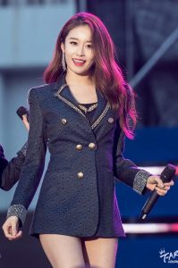 T-ara朴智妍黑色西服无裤装显现美丽大腿（第5张/共14张）