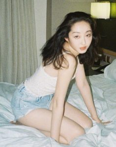 蒋梦婕迷人床照：她光脚踩在床上，穿上性感的牛仔短裤展现青春魅力（第2张/共7张）