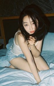 蒋梦婕迷人床照：她光脚踩在床上，穿上性感的牛仔短裤展现青春魅力（第3张/共7张）