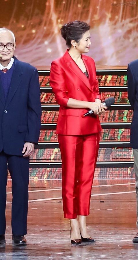 春妮身穿干练红色西装踩性感细高跟鞋主持颁奖礼（第2张/共2张）