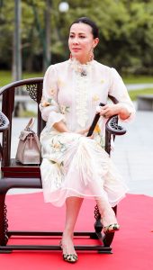《我们来了》真人秀节目刘嘉玲穿古风纱裙配豹纹高跟翘腿坐姿（第6张/共16张）