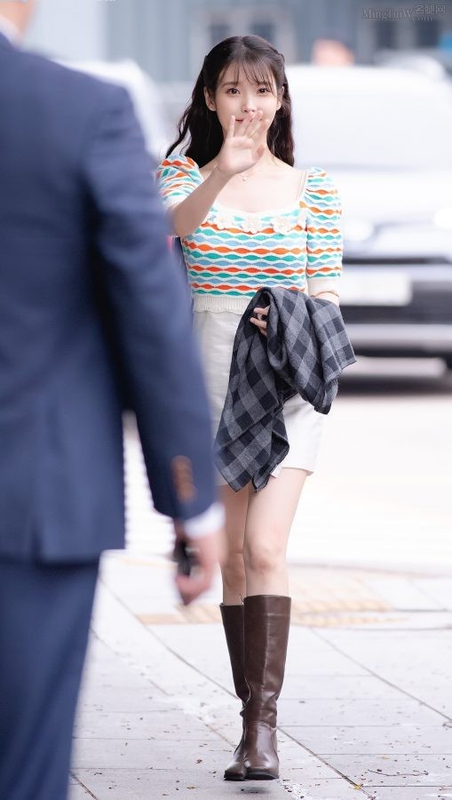 韩国美女李知恩美白腿穿高跟皮靴外出被拍（第7张/共13张）