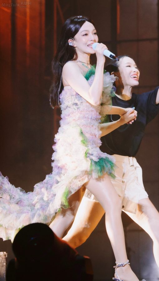 张韶涵在演唱会上穿清新花裙亮出肉丝腿（第1张/共39张）