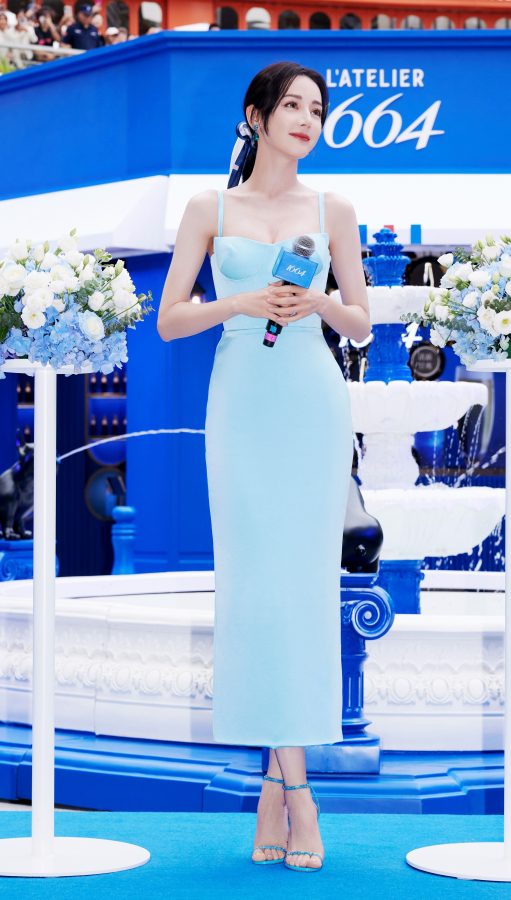 迪丽热巴穿上一条吊带低胸蓝裙，凉鞋内的玉足美丽动人（第10张/共13张）