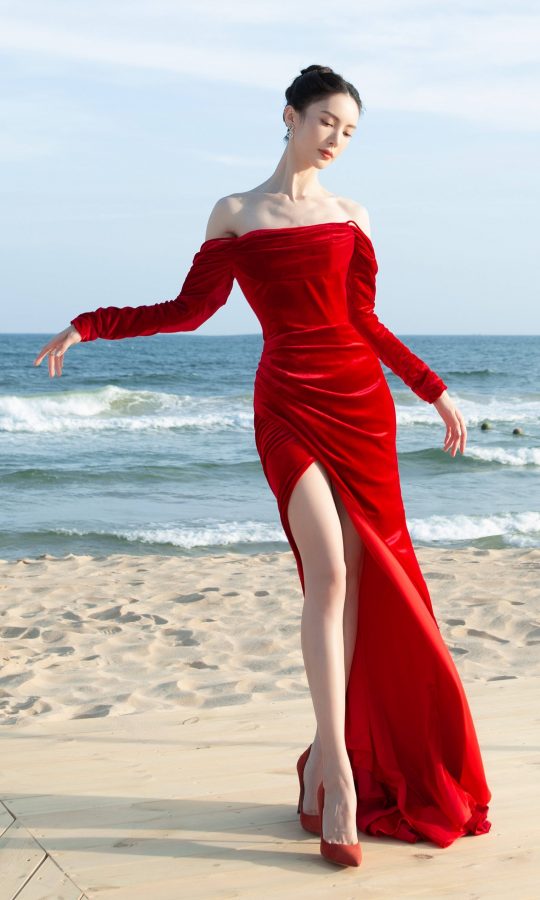金晨在海边穿上高开叉红裙美腿修长气质高贵优雅（第2张/共6张）
