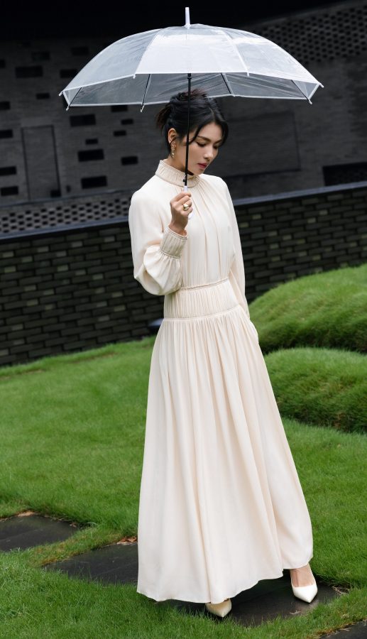 刘涛穿一条纯白长裙配上尖头白高跟撑伞美照（第3张/共6张）