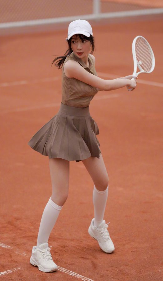 柳岩在网球场上穿小短裙短筒袜上围突出（第1张/共7张）