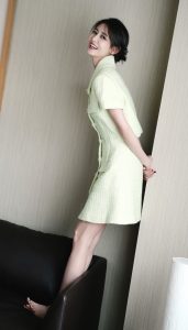 陈钰琪唯美写真，精致美颜和白滑细腿（第1张/共8张）