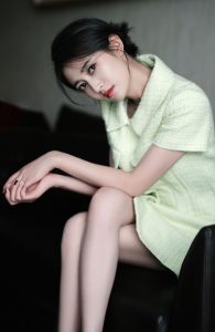 陈钰琪唯美写真，精致美颜和白滑细腿（第2张/共8张）