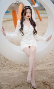 可爱的小姐姐陈卓璇身穿白色超短裙美腿交叉坐姿（第1张/共6张）