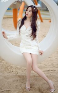 可爱的小姐姐陈卓璇身穿白色超短裙美腿交叉坐姿（第3张/共6张）
