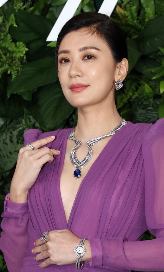 女星贾静雯身穿V领紫裙珠光宝气出席商业活动（第2张/共7张）
