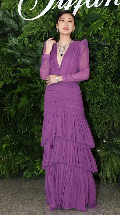 女星贾静雯身穿V领紫裙珠光宝气出席商业活动（第3张/共7张）