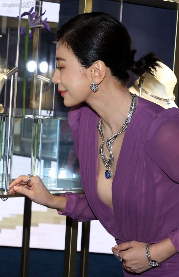 女星贾静雯身穿V领紫裙珠光宝气出席商业活动（第5张/共7张）