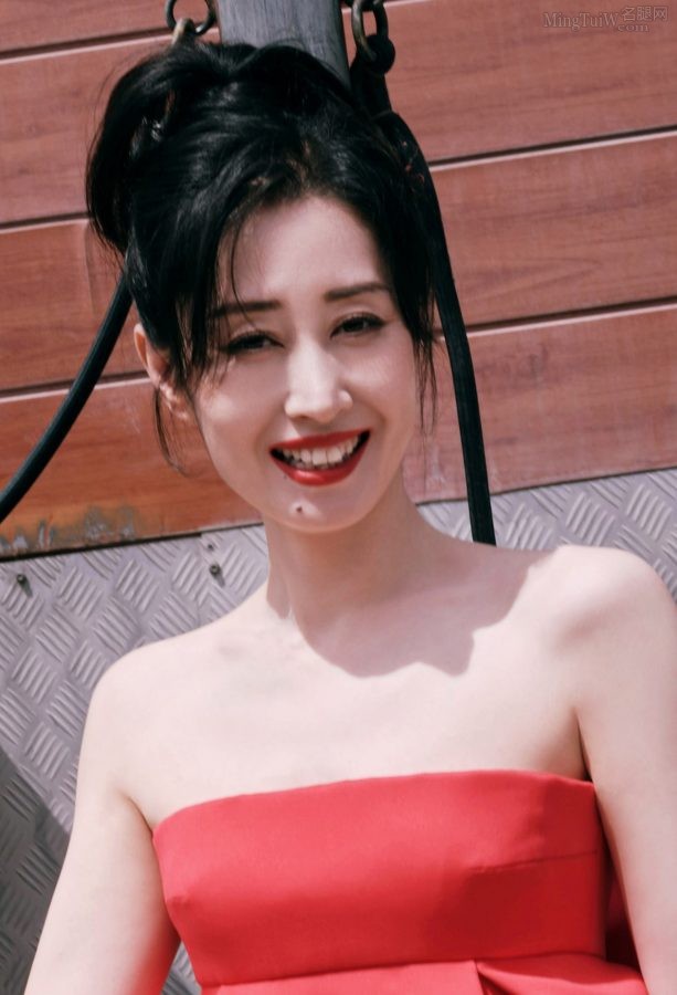 成熟女演员刘敏涛穿红裙牵白马露玉肩美背（第6张/共8张）