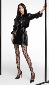 杨幂为丝袜品牌拍摄宣传照，美长腿穿上带图案的黑丝网袜踩高跟真绝了（第3张/共16张）