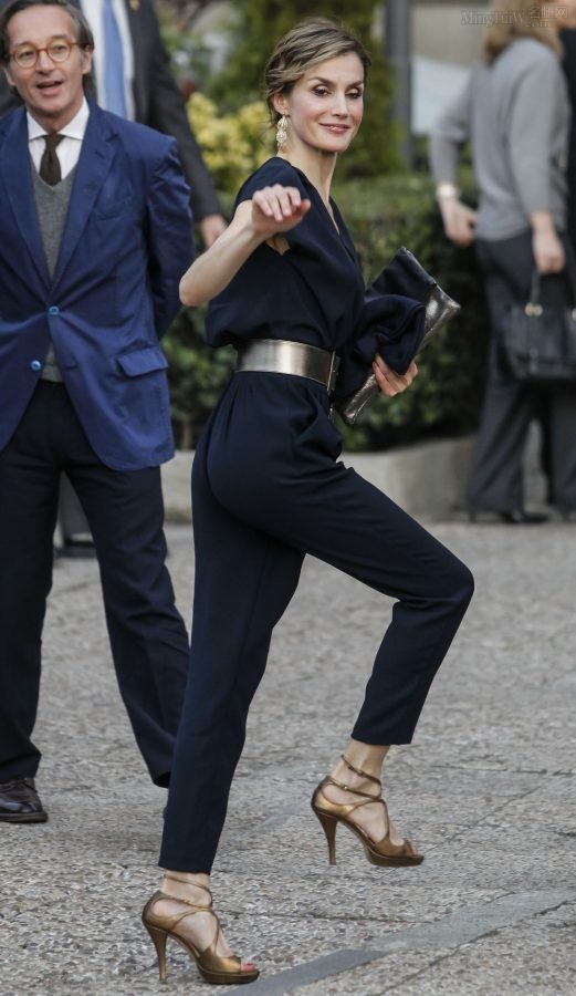 西班牙王妃Letizia Ortiz长裤凉鞋美足涂红色指甲油（第1张/共6张）