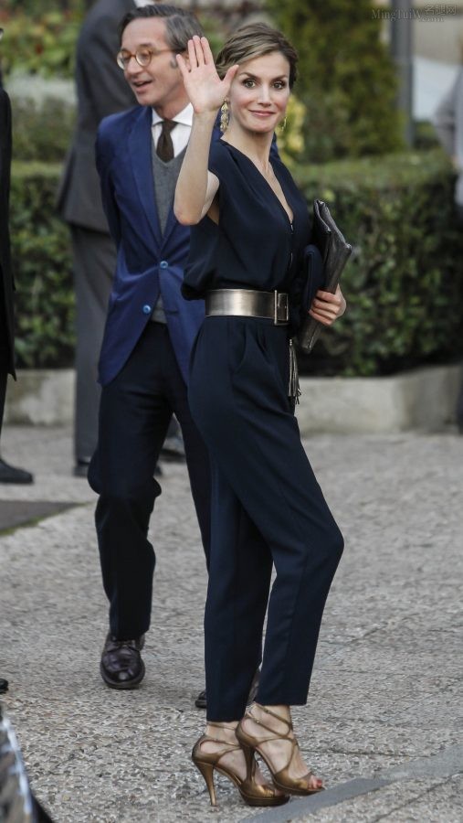 西班牙王妃Letizia Ortiz长裤凉鞋美足涂红色指甲油（第2张/共6张）