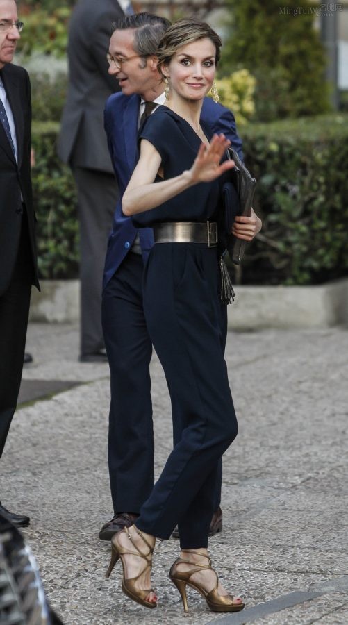 西班牙王妃Letizia Ortiz长裤凉鞋美足涂红色指甲油（第3张/共6张）