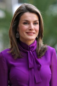 西班牙王妃Letizia Ortiz穿紫色套装配丝袜高跟优雅大气（第3张/共9张）