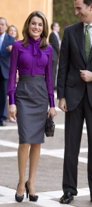 西班牙王妃Letizia Ortiz穿紫色套装配丝袜高跟优雅大气（第4张/共9张）