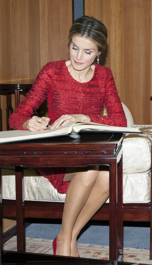西班牙王后Letizia Ortiz桌下的肉丝袜腿（第1张/共3张）