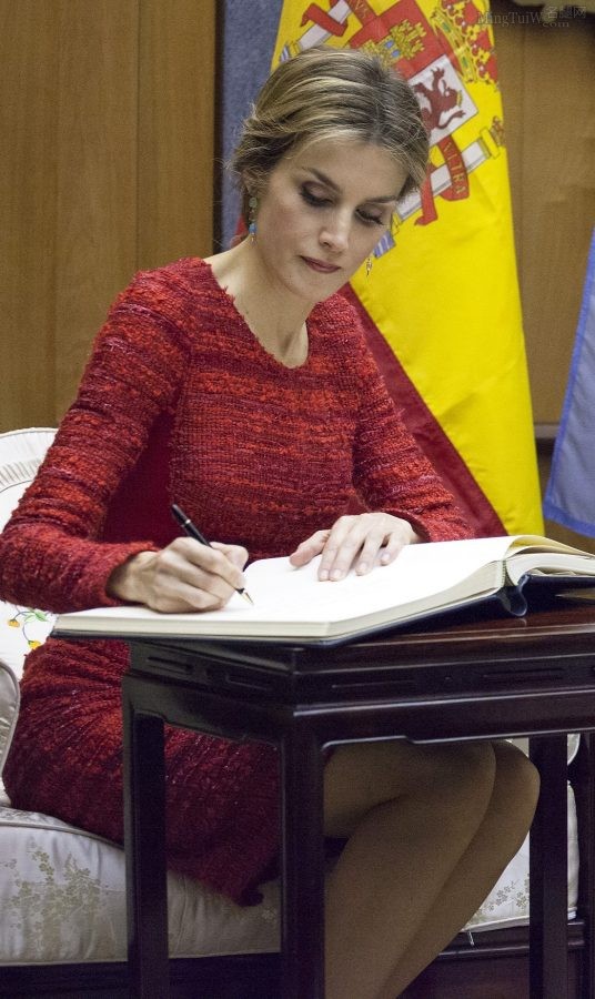 西班牙王后Letizia Ortiz桌下的肉丝袜腿（第2张/共3张）