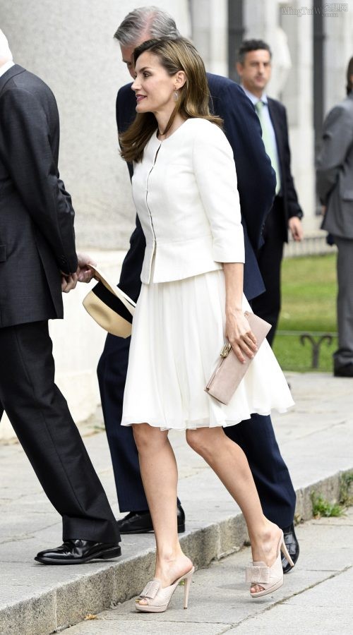 西班牙王后Letizia Ortiz穿白裙踩高跟拖鞋出席活动（第1张/共6张）