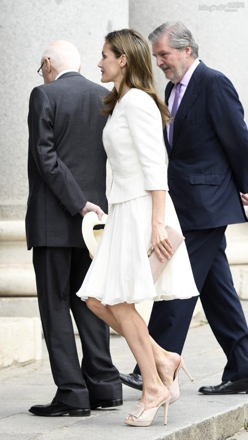 西班牙王后Letizia Ortiz穿白裙踩高跟拖鞋出席活动（第2张/共6张）