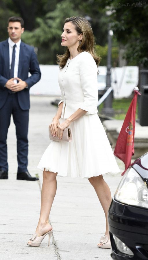 西班牙王后Letizia Ortiz穿白裙踩高跟拖鞋出席活动（第3张/共6张）
