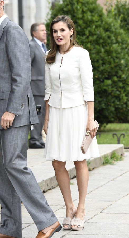 西班牙王后Letizia Ortiz穿白裙踩高跟拖鞋出席活动（第4张/共6张）