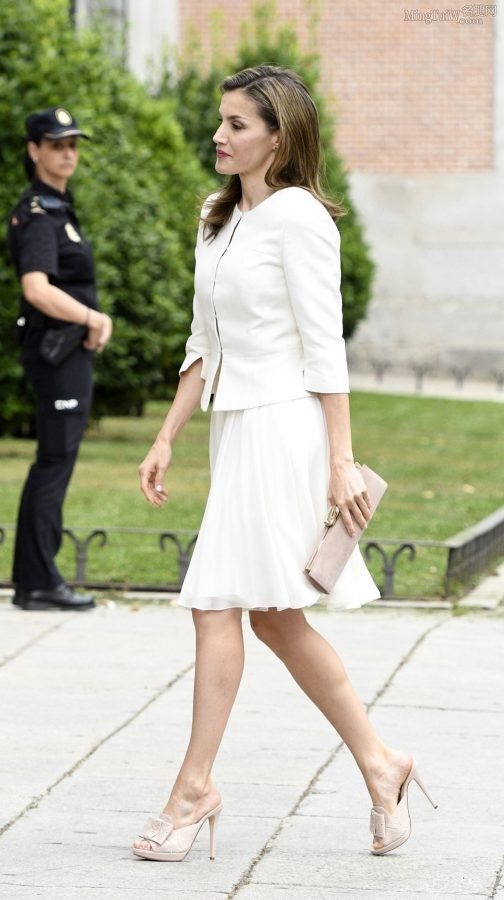 西班牙王后Letizia Ortiz穿白裙踩高跟拖鞋出席活动（第5张/共6张）