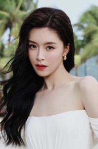 女演员文咏珊穿纯洁白裙在沙滩上秀美足（第2张/共9张）