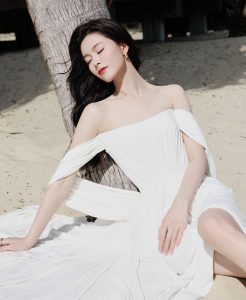 女演员文咏珊穿纯洁白裙在沙滩上秀美足（第5张/共9张）