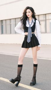 美女歌手吴宣仪白皙紧致的美腿穿黑丝短筒袜（第1张/共17张）