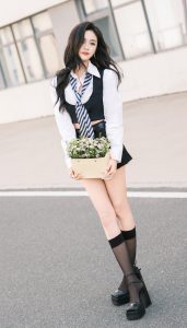 美女歌手吴宣仪白皙紧致的美腿穿黑丝短筒袜（第2张/共17张）