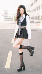 美女歌手吴宣仪白皙紧致的美腿穿黑丝短筒袜（第3张/共17张）