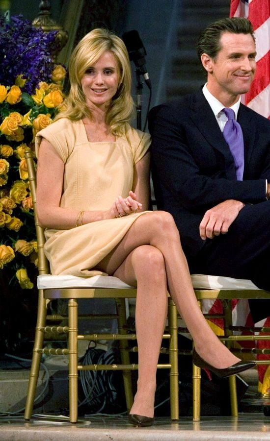 美国加州州长夫人Jennifer Siebel Newsom脚穿高跟翘二郎腿坐姿（第1张/共1张）